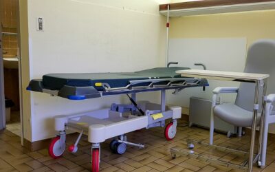 Healthcare Equipment: Choosing Between Stretchers and Beds